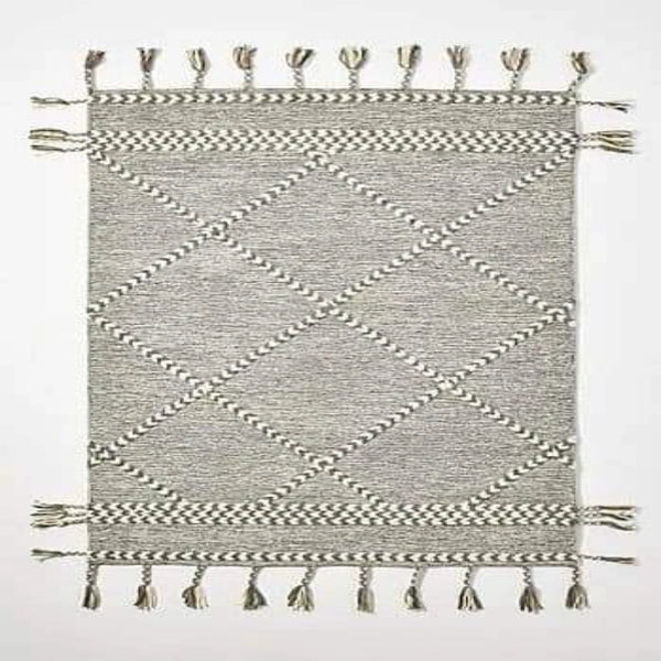 <img src="puppy.jpg" alt="سجاد"/>