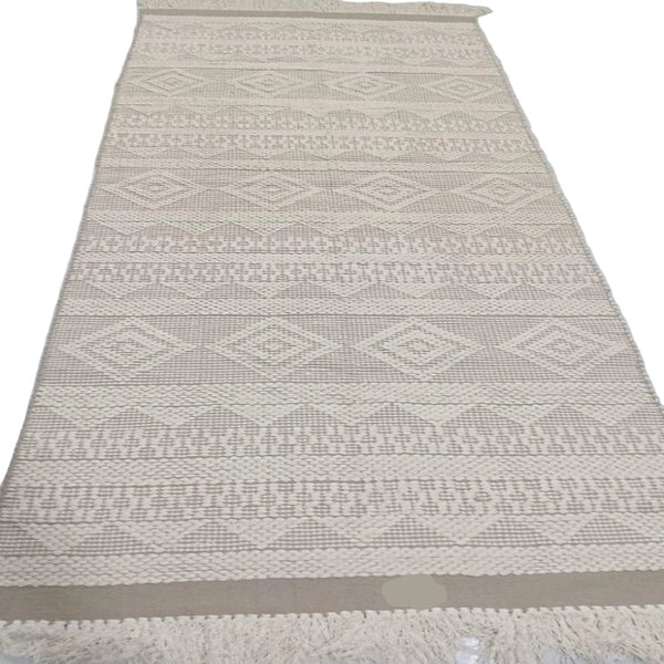 <img src="puppy.jpg" alt="سجاد"/>