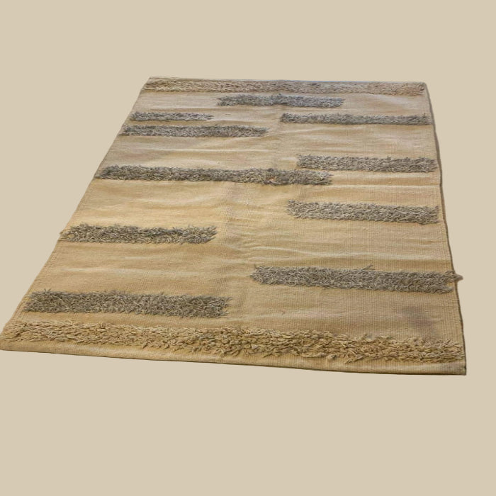 <img src="puppy.jpg" alt="سجاد"/>