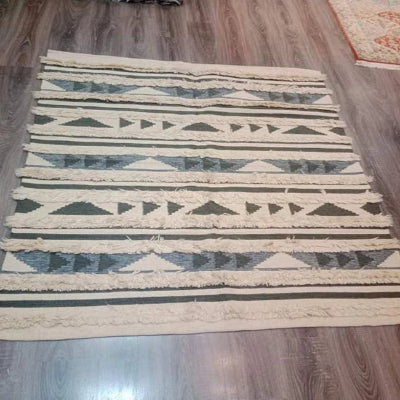 <img src="puppy.jpg" alt="سجاد"/>