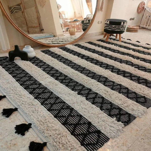 <img src="puppy.jpg" alt="سجاد"/>