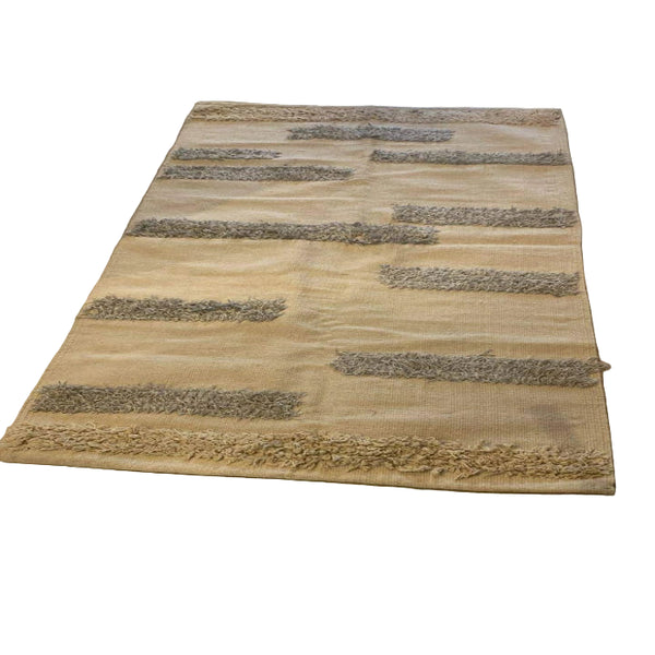 <img src="puppy.jpg" alt="سجاد"/>