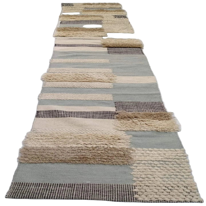 <img src="puppy.jpg" alt="سجاد"/>