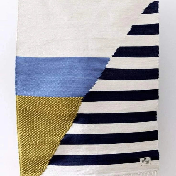 <img src="puppy.jpg" alt="سجاد"/>