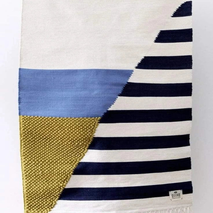 <img src="puppy.jpg" alt="سجاد"/>